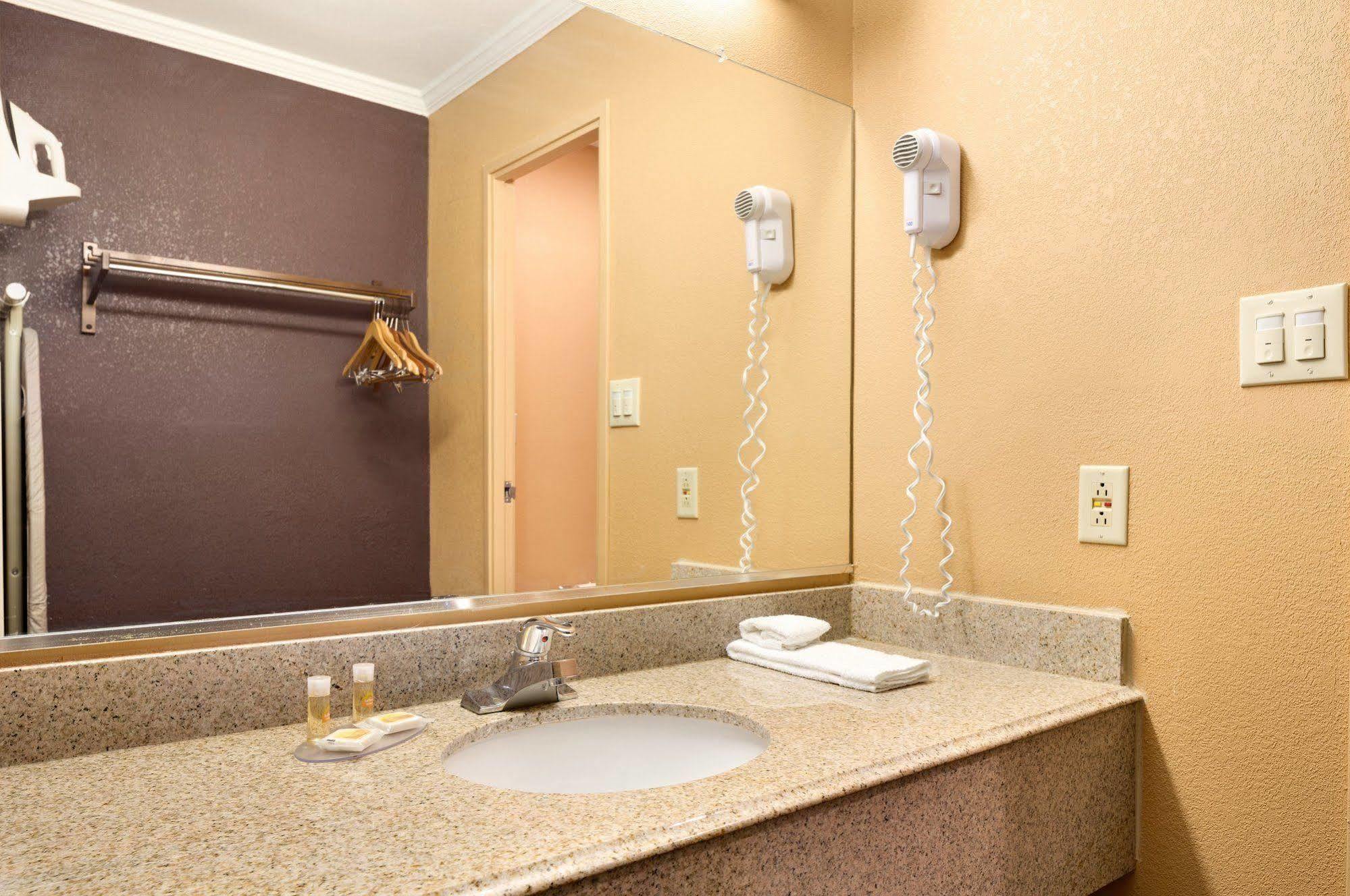 Days Inn By Wyndham Anderson In Bagian luar foto